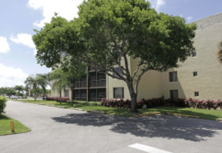 Somerset Grove Apartments in Lauderdale Lakes, FL
