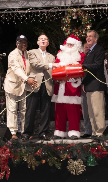 (L-R) Clearwater City Manager Bill Horne, Clearwater Mayor George Cretekos, Santa, Clearwater City