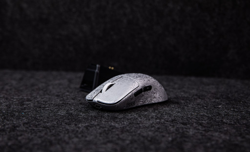 Epomaker EM3: Lightweight Gaming Performance with Carbon-Fiber Composite and Magnetic Charging
