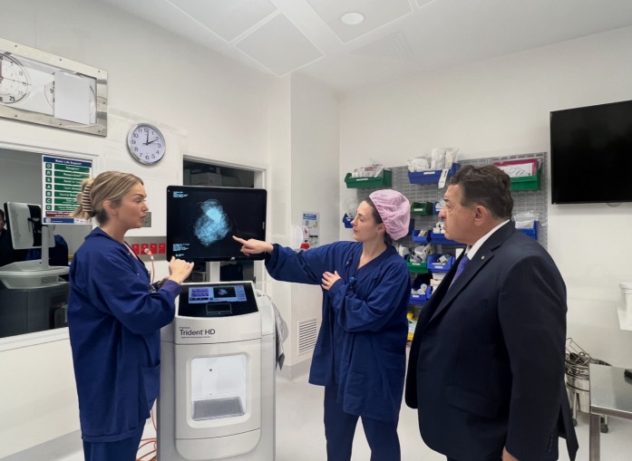 Epworth Hospital Theatre Staff and the Trident Imaging Machine