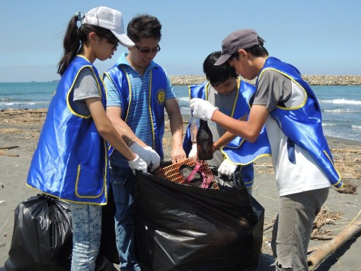 Scientology Volunteers Clean Up Kaohsiung's Popular Cijin Beach