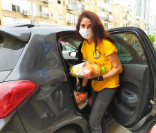A Volunteer from the Scientology Center of Tel Aviv brings fresh fruit to families in isolation.