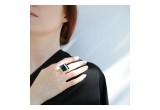 Avril wears Modulaj Noir.