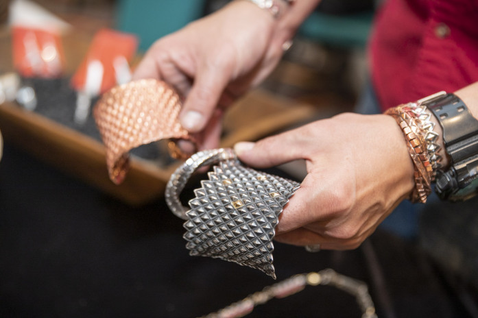 Artist and Jeweler, Tol-pi-yiné Simbola (Picuris Pueblo) © Gabriella Marks Photography for SWAIA