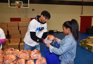 Orlando Magic Players and Amway Corporation Help Families this Thanksgiving