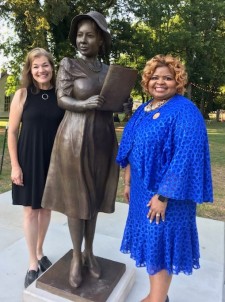 International Sorority Leader Gives Praise to Sculptor