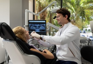 Dr. Alex Gruenberg is attending to dental emergencies of patients in Aventura. 