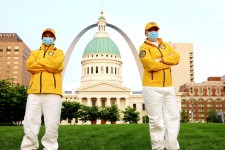 Two Scientology Volunteer Ministers, with St. Louis' iconic Gateway Arch in the background, set out to distribute prevention materials in their neighborhood. 
