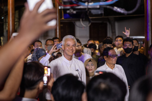 Thousands Cheer Ganjar Pranowo and Mahfud MD on Registering for Indonesia Election
