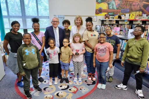Governor Mike DeWine Poses with Students from Oxford Elementary
