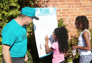 Signing a pledge to live drug-free