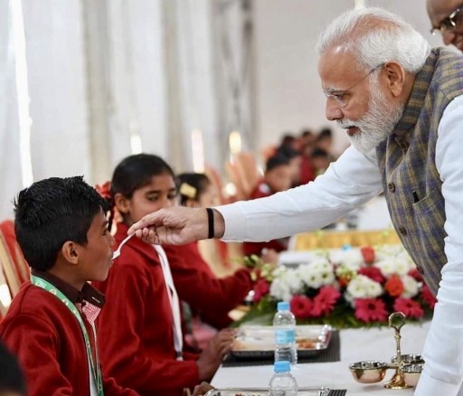 Prime Minister Shri Narendra Modi Serves  Akshaya Patra's 3 Billionth Meal