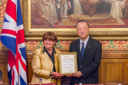 Master Jun Hong Lu Presented With International Ambassador for World Peace and Philanthropy in British Parliament