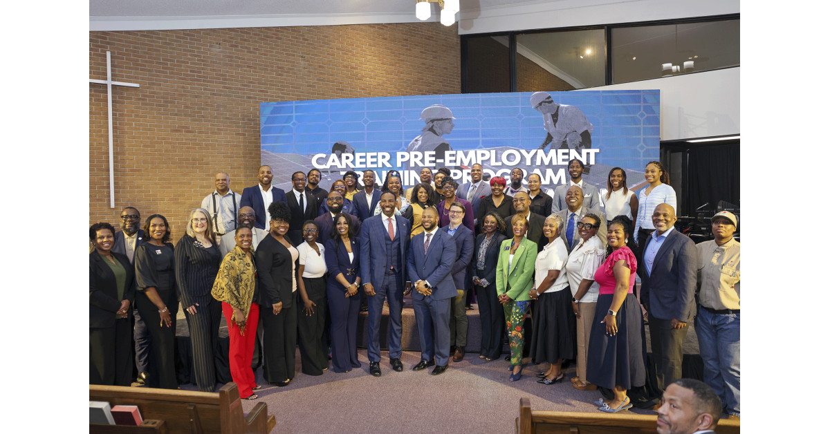 Mayor Andre Dickens Keynotes Graduation of Inaugural Westside Resilience Corridor CPET Workforce Cohort