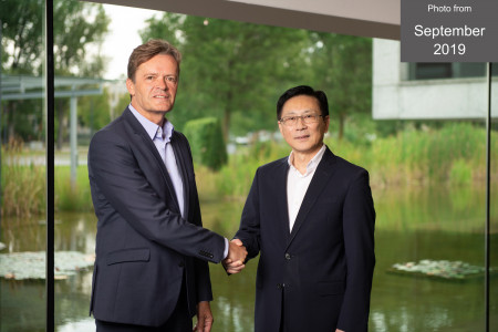 Markus Schaefer (Daimler) and Dr. Yu Wang (Farasis) shake hands in 2019. Copyright:  Daimler AG