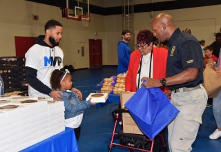 Orlando Magic Players and Amway Corporation Help Families this Thanksgiving