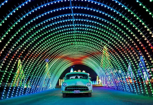 Christmas in Color Returns to Valleyfair With Brand New Drive-Thru Light Show