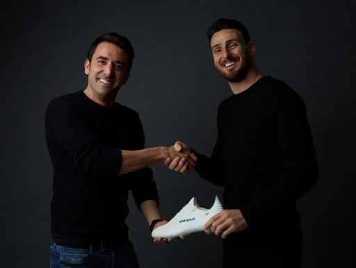 Aduriz Endorses the Basque Artificial Intelligence Company Sherpa.ai, Adding Their Logo to His New Cleats