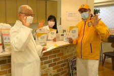 Volunteer Ministers from the Church of Scientology Tokyo provided their booklets to this health clinic to make information on prevention available to their patients.  