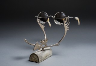 SNOW GOGGLES ON ANTLER STAND