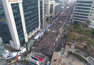 Thousands Gather in Seoul
