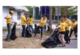 Scientologists from the Clearwater Volunteer Ministers Center on a cleanup of a local neighborhood 