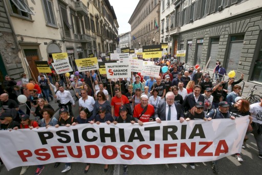 Protesters Say No to Destructive Psychiatric "Treatments"