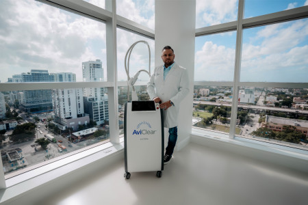 Dr. Edward Alvarez with the AviClear acne laser at Madison Avenue Face and Body in Brickell Miami