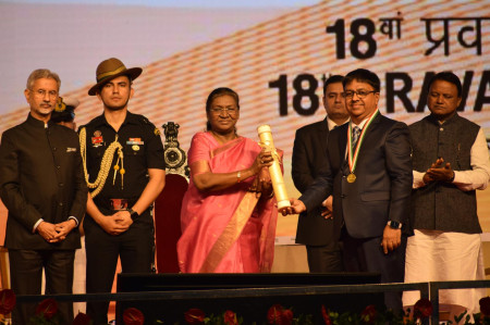 Atul Temurnikar receiving PBD Samman Award 2025 from Indian's president Droupadi Murmu.