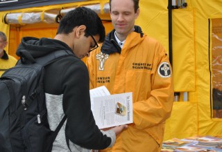Volunteer Ministers in Antwerp were happy to answer any questions or lend a helping hand. 