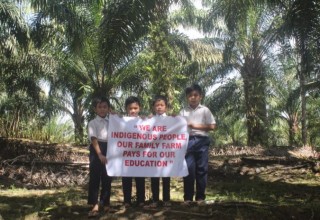 Children of indigenous palm oil farmers from Sarawak, Malayia. 