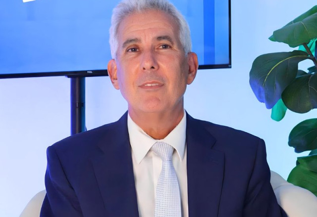 Roberto J. Mendez M.D., F.A.C.S. is a board-certified plastic surgeon who brings over 20 years of experience.