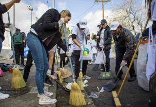 Volunteers tackle trash