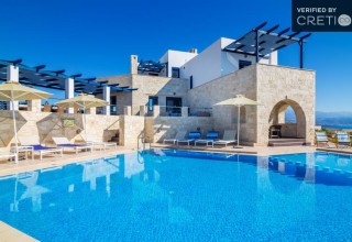 Luxury villa with private pool in Stavros