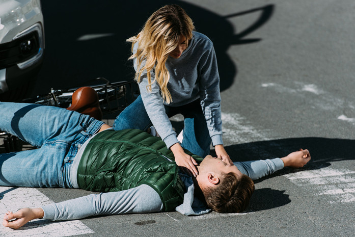 Woman Helps Injured Cyclist