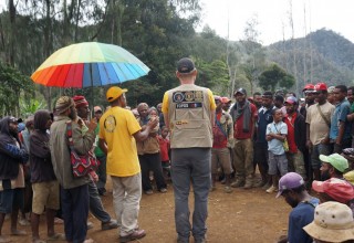 Traveling from village to village in Papua New Guinea, a team of Scientology Volunteer Ministers is training villagers on techniques to help them survive an earthquake and bringing them emotional and spiritual relief from their recent trauma.