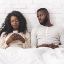 Couples use phone in productive way.