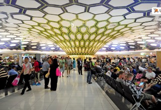 (Photo Credit: Ralf Roletschek - Eget verk Flughafen Abu Dhabi, Haupthalle) Amazing Lounges
