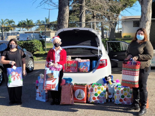 Church of Scientology Ventura Women's Auxiliary Teams Up With Friends of Fieldworkers to Bring the Joy of the Season to Local Families