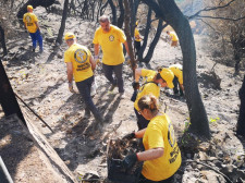 Scientology Volunteer Ministers join residents of Santu Lussurgiu in a cleanup.