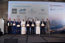IDEA President Rob Thornton (left) and Pablo Izquierdo (right)  from Dubai Carbon Centre of Excellence  present the 2018 Group Carbon Award at IDEA's 8th DistrictCooling Conference in Dubai, UAE.